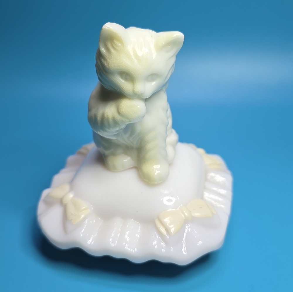 Avon Sitting Pretty Figurine Bottle